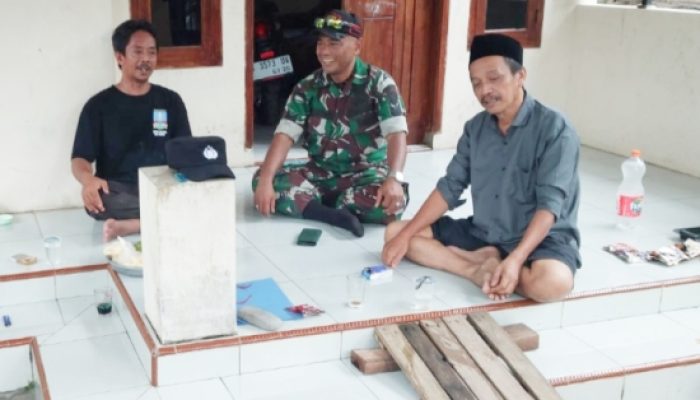 Babinsa Koramil 2306/Mancak Laksanakan Kegiatan Komsos di  Desa-Desa Binaan