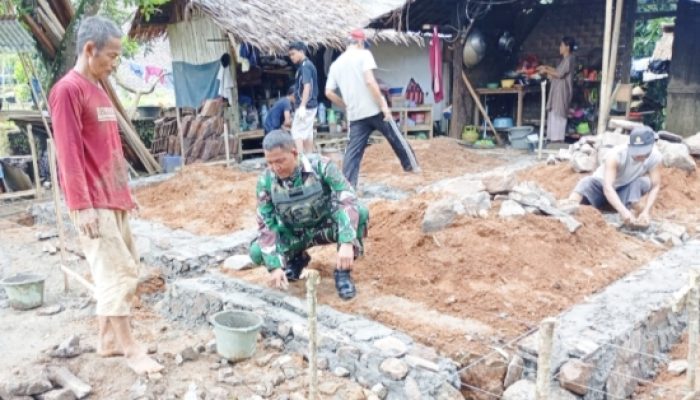 Babinsa Koramil 2305/Cinangka Gelar Aksi Nyata Melalui Kegiatan Karbak Bersama Warga