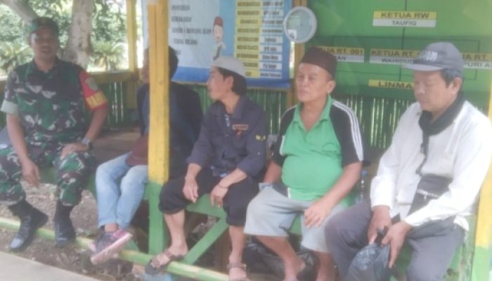 Babinsa Koramil 2304/Anyar Aktif Laksanakan Komsos untuk Jaga Kamtibmas dan Kebersihan Lingkungan