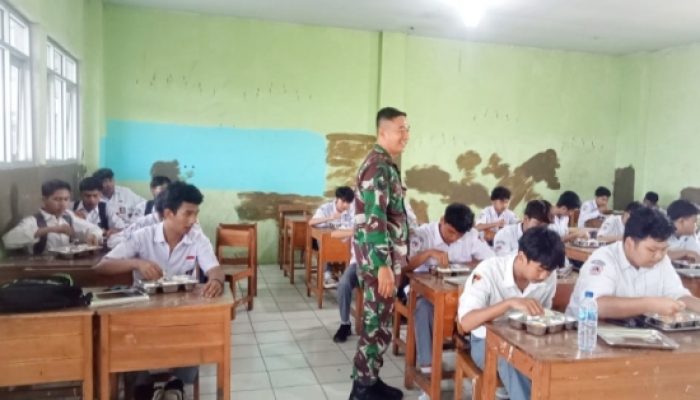 Babinsa Koramil 2301/Cilegon Dukung Program Gizi Gratis di Sekolah melalui Kegiatan Puanter