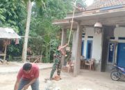 Babinsa Koramil 2306/Mancak Gotong Royong Bersama Warga Renovasi Rumah dan Bangun Teras