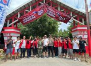 Gapura Pantai Lamangkia Dicat Merah Putih, Pemdes Topejawa Gandeng Mahasiswa KKN UNHAS Sambut HUT RI ke-80