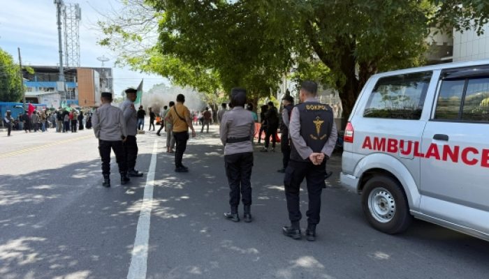 Polres Maros Siagakan Tim Kedokteran Kepolisian pada Pengamanan Unjuk Rasa Aliansi Buruh dan Mahasiswa