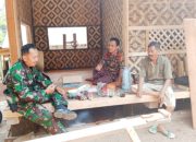 Babinsa Koramil 2306/Mancak Aktif Laksanakan Komsos, Bahas Gotong Royong dan Kegiatan Kepemudaan