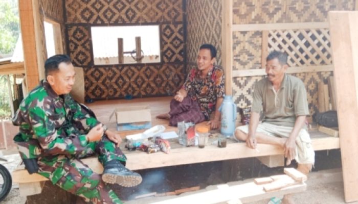 Babinsa Koramil 2306/Mancak Aktif Laksanakan Komsos, Bahas Gotong Royong dan Kegiatan Kepemudaan