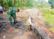 Koramil 2302/Bojonegara Laksanakan Giat Karbak Bantu Pembangunan Rumah Warga