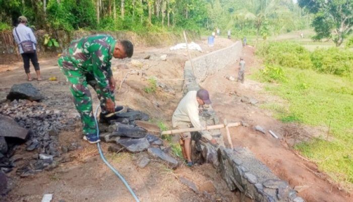 Koramil 2302/Bojonegara Laksanakan Giat Karbak Bantu Pembangunan Rumah Warga