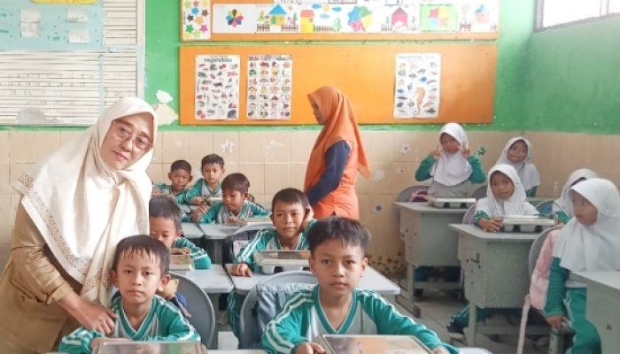 Hari Pertama Program Makan Gratis di SDN 01 Sukmajaya Cilegon Berjalan Lancar, Anak-anak Antusias dan Semangat Belajar