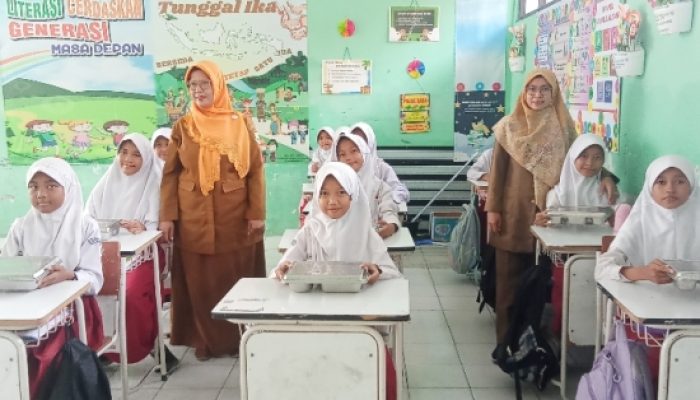 Antusias Anak-anak Sambut Program Makan Bergizi di SDN 02 Sukmajaya, Cilegon