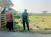 Babinsa Koramil 2303/Pulomerak Gelar Karya Bakti Bersama Warga di Wilayah Binaan