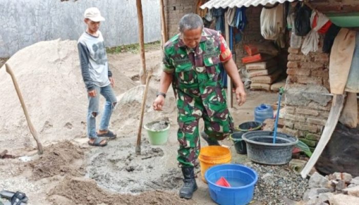 Babinsa Koramil 2303/Pulomerak Gelar Karya Bakti Bersama Warga di Wilayah Binaan