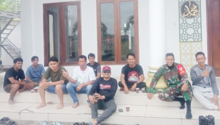 Babinsa Koramil 2304/Anyar Tingkatkan Komsos Bersama Warga dan Wisatawan
