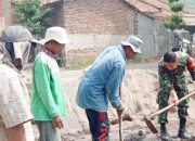 Karya Bakti TNI : Babinsa Koramil 2301/Cilegon Gelar Kegiatan Perbaikan Infrastruktur Bersama Warga