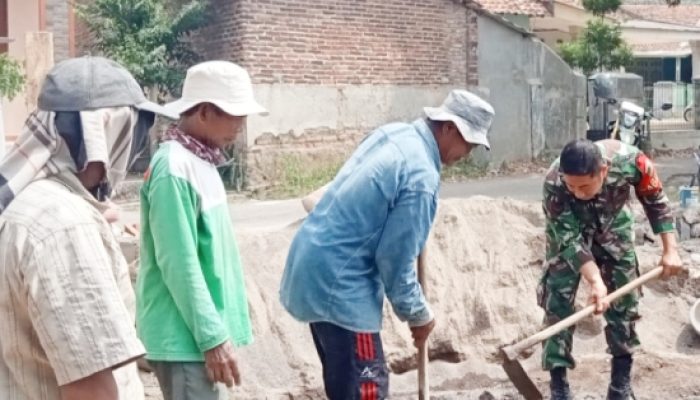 Karya Bakti TNI : Babinsa Koramil 2301/Cilegon Gelar Kegiatan Perbaikan Infrastruktur Bersama Warga