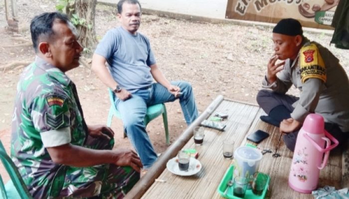 Babinsa Koramil 2305/Cinangka Gelar Komsos Bahas Isu Lingkungan dan Kependudukan