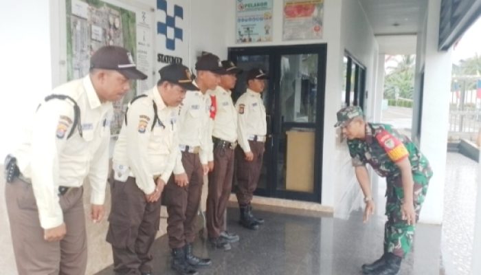 Tingkatkan Disiplin dan Wawasan Kebangsaan, Babinsa Koramil 2303/Pulomerak Latih Security di Wilayah Binaan
