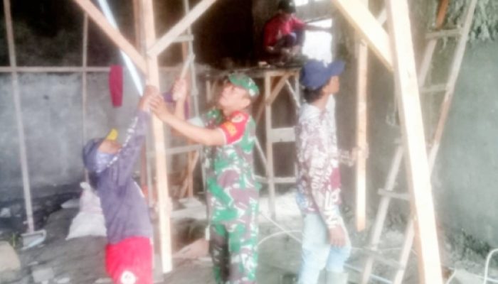 Babinsa Koramil 2304/Anyar Laksanakan Karbak Bantu Warga di Wilayah Binaan