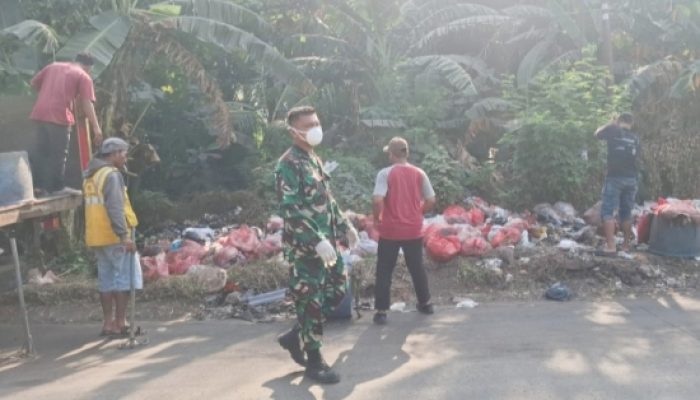 Babinsa Koramil 2302 Aktif Laksanakan Karya Bakti di Wilayah Teritorial