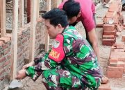 Babinsa Koramil 2305/Cinangka Gotong Royong Bantu Warga Bangun Rumah di Dua Desa