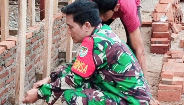 Babinsa Koramil 2305/Cinangka Gotong Royong Bantu Warga Bangun Rumah di Dua Desa