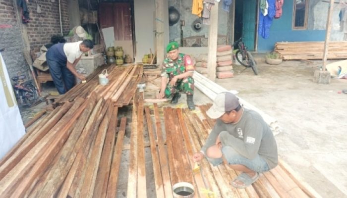Babinsa Koramil 2303/Pulomerak Aktif dalam Karya Bakti Bersama Warga