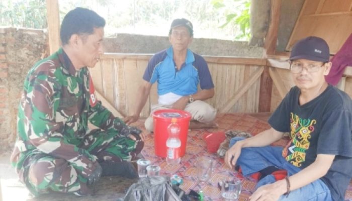 Koramil 2305/Cinangka Aktif Laksanakan Komsos Bahas Keamanan Lingkungan di Wilayah Cinangka