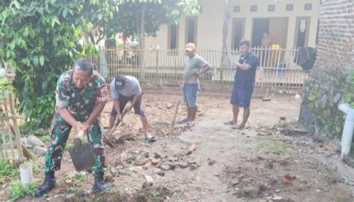 Babinsa Koramil 2307/Ciwandan Laksanakan Karbak Bersama Warga : Wujudkan Lingkungan Bersih dan Kepedulian Sosial