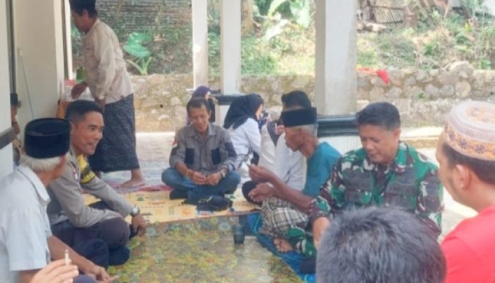 Babinsa Koramil 2306/Mancak Laksanakan Giat Komsos di Desa Balekambang dan  Sangiang