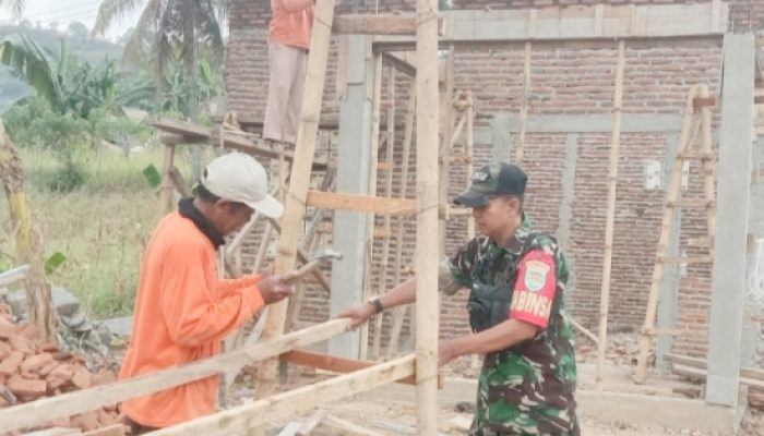 Babinsa Koramil 2302/Bojonegara Gotong Royong Bantu Warga Bangun Rumah dan Pondasi