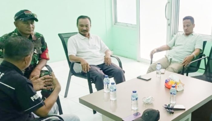 Babinsa Koramil 2303/Pulomerak Tingkatkan Kesadaran Warga Lewat Komsos Bahas Kebersihan dan Keamanan Lingkungan