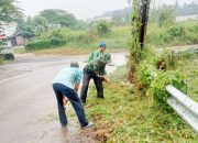 Babinsa Koramil 2301/Cilegon Laksanakan Karya Bakti Bersama Warga Untuk Jaga Kebersihan Lingkungan