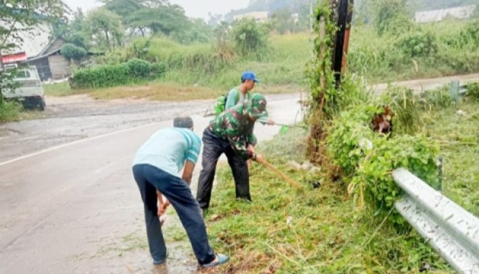 Babinsa Koramil 2301/Cilegon Laksanakan Karya Bakti Bersama Warga Untuk Jaga Kebersihan Lingkungan