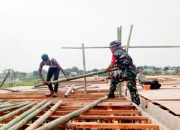 Babinsa Koramil 2304/Anyar Turun Langsung Bantu Pembangunan Fasilitas Umum Bersama Warga