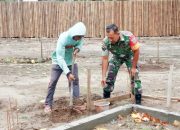 Babinsa Koramil 2305/Cinangka Laksanakan Karya Bakti Bantu Warga Bangun Rumah