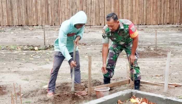 Babinsa Koramil 2305/Cinangka Laksanakan Karya Bakti Bantu Warga Bangun Rumah