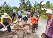 Babinsa Koramil 2306/Mancak Bersama Warga Laksanakan Karya Bakti Pembangunan Infrastruktur Desa