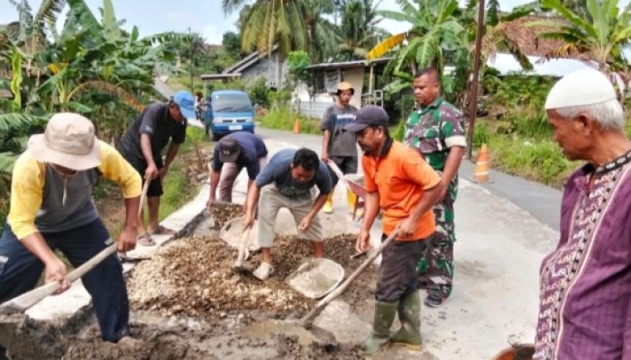 Babinsa Koramil 2306/Mancak Bersama Warga Laksanakan Karya Bakti Pembangunan Infrastruktur Desa
