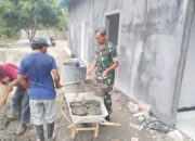 Babinsa Koramil 2307/Ciwandan Gelar Kegiatan Karbak : TNI dan Warga Bahu Membahu Bangun Rumah