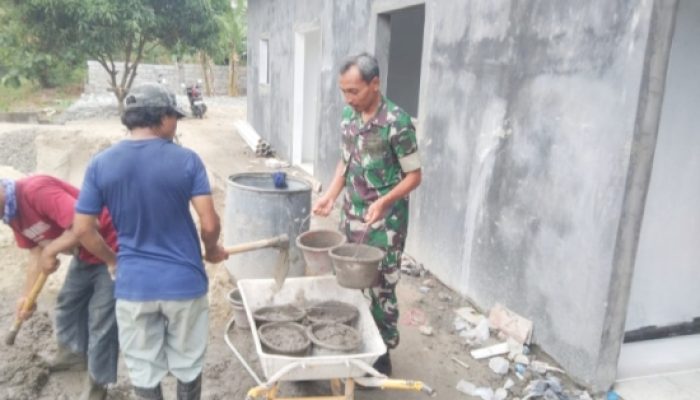 Babinsa Koramil 2307/Ciwandan Gelar Kegiatan Karbak : TNI dan Warga Bahu Membahu Bangun Rumah
