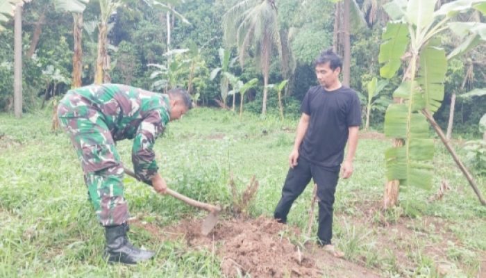 Babinsa Koramil 2306/Mancak Dukung Pelestarian Lingkungan Lewat Kegiatan Bintahwil di Desa Balekambang dan Sangiang