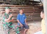 Babinsa Koramil 2306/Mancak Aktif Laksanakan Komsos, Bahas Gotong Royong dan Kebersihan Lingkungan