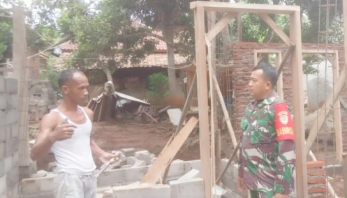 Babinsa Koramil 2305/Cinangka Laksanakan Karya Bakti, Bantu Perbaikan Rumah Warga di Cinangka