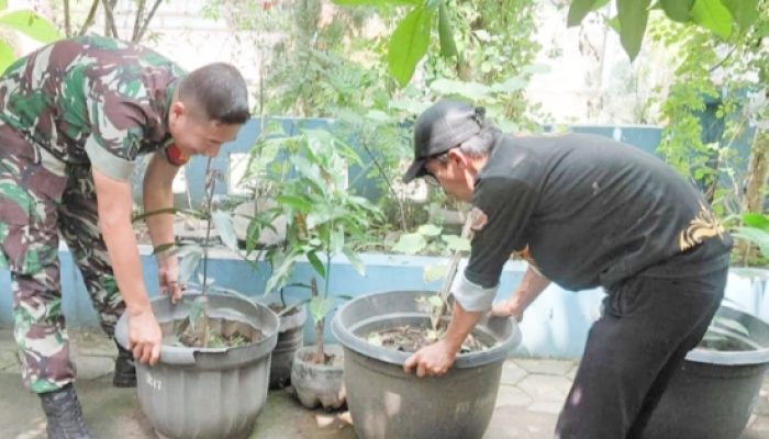 Babinsa Koramil 2301/Cilegon Gelar Karya Bakti, Fokus pada Kebersihan dan Perbaikan Jalan