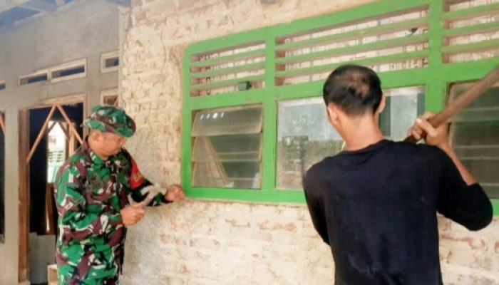Babinsa Koramil 2306/Mancak Laksanakan Karya Bakti Renovasi dan Pembangunan Rumah Warga