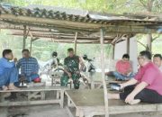 Babinsa Koramil 2303/Pulomerak Gencarkan Komsos : Bahas Kebersihan dan Keamanan Lingkungan Bersama Warga
