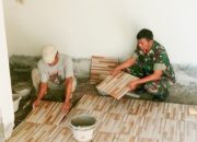 Babinsa Koramil 2302/Bojonegara Gelar Karya Bakti, Babinsa Bantu Warga Bangun Rumah dan Pasang Keramik