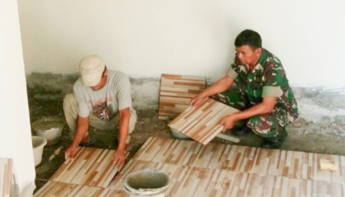 Babinsa Koramil 2302/Bojonegara Gelar Karya Bakti, Babinsa Bantu Warga Bangun Rumah dan Pasang Keramik