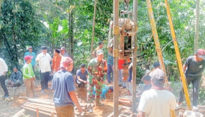 Babinsa Koramil 2303/Pulomerak Aktif Laksanakan Karya Bakti Bersama Warga