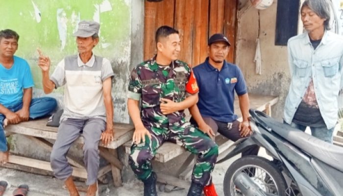 Babinsa Koramil 2301/Cilegon Aktif Laksanakan Komsos Demi Keamanan dan Ketertiban Warga