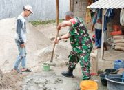 Babinsa Koramil 2307/Ciwandan Gelar Karya Bakti Bersama Warga Bangun Rumah di Dua Lokasi